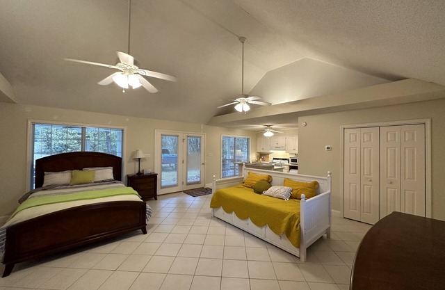 Cozy and Clean Guest House with Lake Access