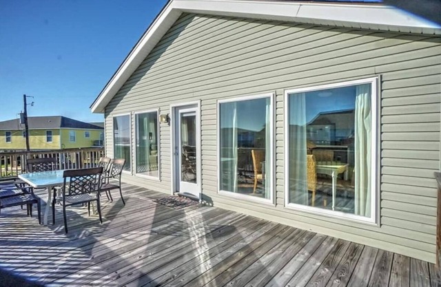 Cozy and Clean steps from the beach. Gulf views <3