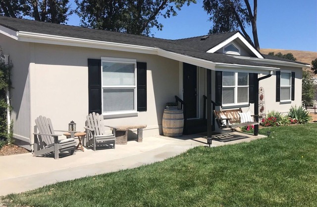 Cozy and comfortable 3 bedroom set in the rural oaks and vineyards.