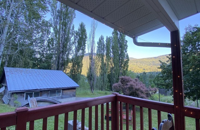 Cozy and Cute cottage with yard 10 minutes from Nelson