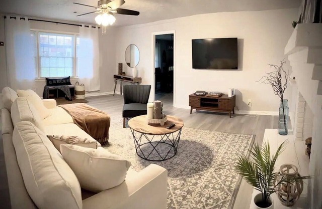 Cozy and Elegant Home Near Downtown Woodstock!