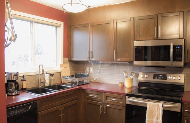 Cozy and Landscaped Bungalow, Pet Friendly