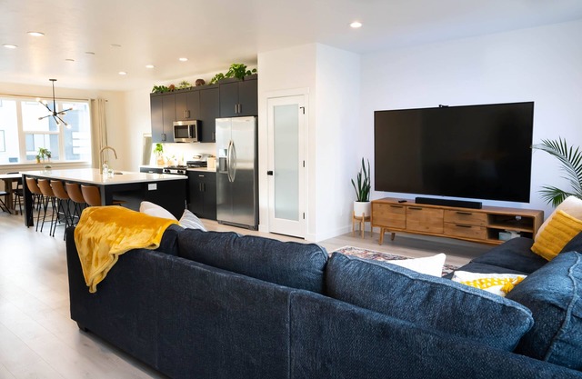 ✨Cozy and Modern 4BD Townhome 📺 w/ 86 inch Television ✨