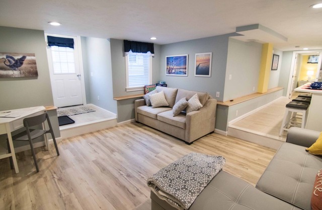 Cozy and Newly Renovated Apartment 10 minutes walk to Plymouth Rock!