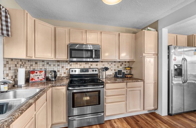 Cozy and Private 2-bedroom townhome in Lakeland - peaceful nature backdrop!
