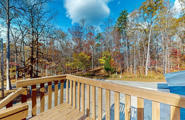Cozy and private studio on 5-shared acres with kitchenette & WiFi