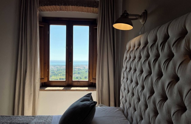 Cozy and quiet apartment in historic village with sea view