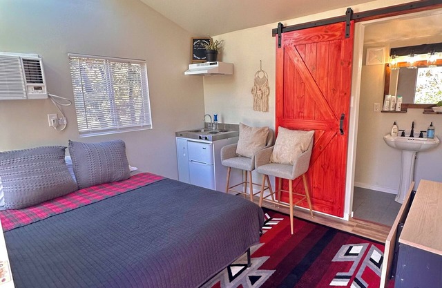 Cozy and Quiet Tiny House Cottage with Skylight 2 Minutes from Main Street