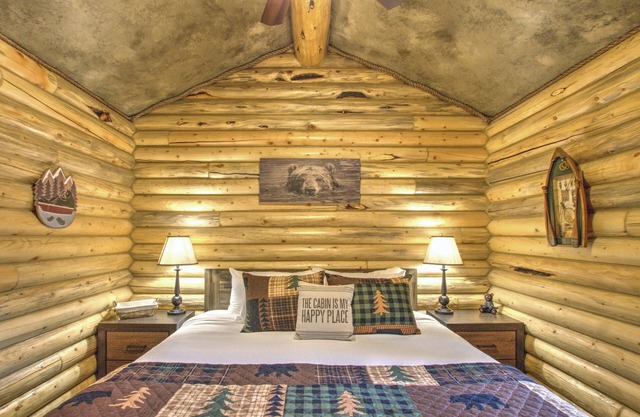 Cozy and Rustic "Bear Themed" Cabin~private pond and 7 miles to YNP entrance!