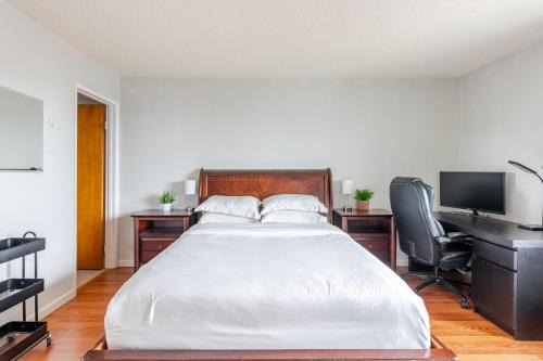 Cozy and Secure 3-Bedroom, 2-Bath Unit with 6 Beds and Beautiful Bay View