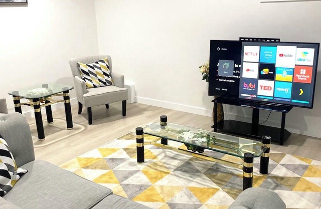 Cozy and spacious 2 bedroom basement suite
