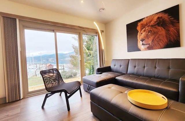Cozy and Spacious 3 Bedroom House on Historic Marina