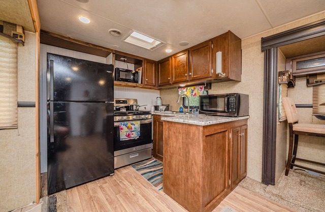 Cozy and Spacious RV- Close to Port A & Rockport!