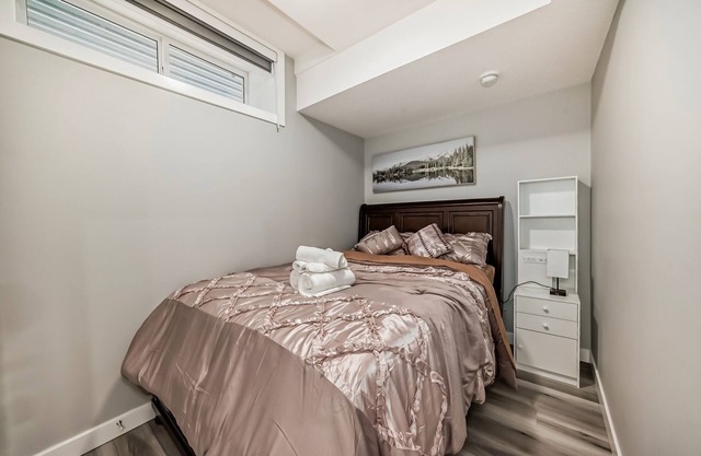 Cozy and Tastefully Furnished 1BR Guest Suite Close to Spruce Meadows SW Calgary