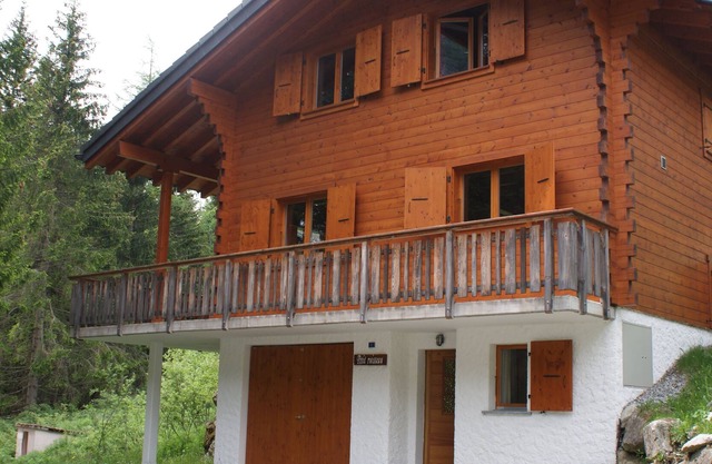 Gemütliches und gut ausgestattetes Ferienhaus am Rande eines kleinen Baches in Champex-Lac