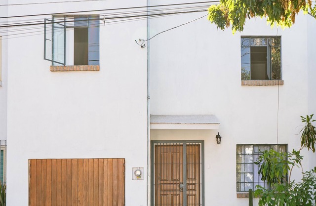Cozy and well located in La Americana, to enjoy the neighborhood and the house!