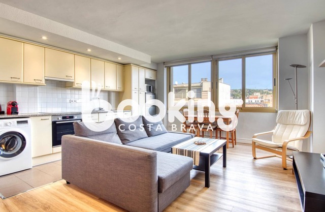 Cozy apartment in the very heart of Sant Feliu, next to the beach