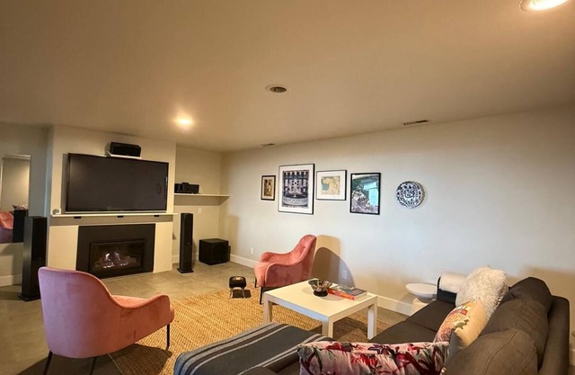 Cozy Apartment in Cottonwood Heights close to Ski Resorts and City!