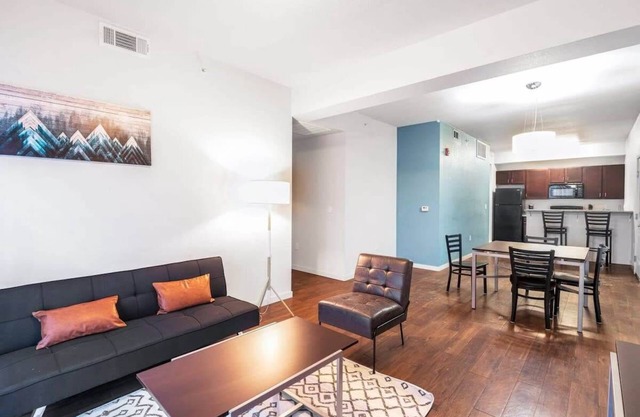 Cozy Apartment 2 Blocks Away from UNC with Gym