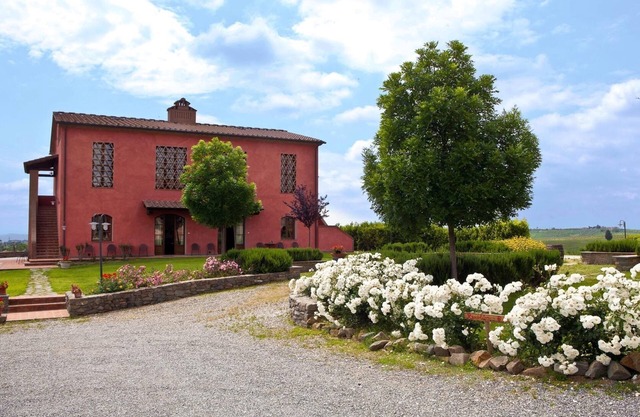 Cozy apartment for visiting Tuscany. Pets allowed.