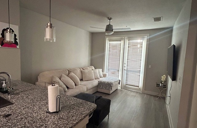 Cozy Apartment in Central-Dallas with Gym & Pool