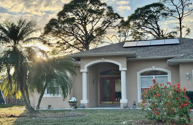 Cozy Apartment in North Port for travelers or to work.