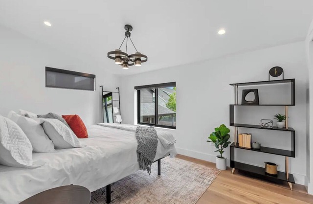 Cozy apartment in fabulous Coeur d'Alene with WiFi, AC & Spa!