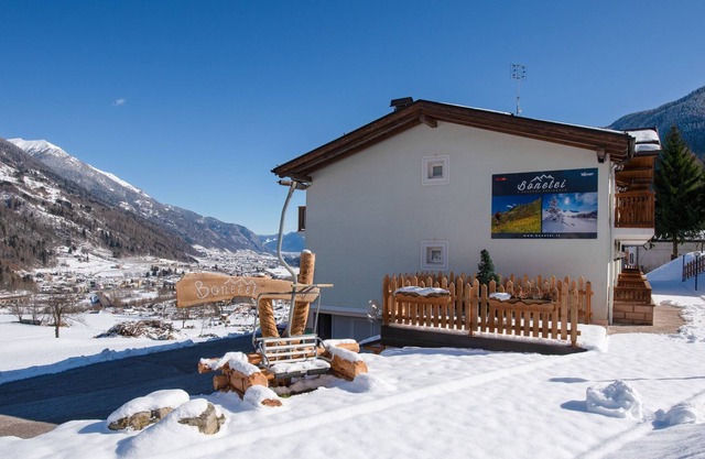 Gemütliches Apartment Ai Bonetei 4 mit Bergblick, WLAN, Balkon, Garten und Terrasse; Parkplätze vorhanden