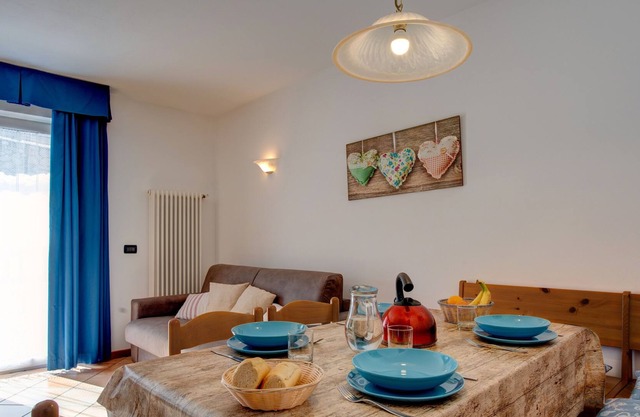 Gemütliches Apartment Ai Bonetei 3 mit Bergblick, WLAN, Balkon, Garten und Terrasse; Parkplätze vorhanden