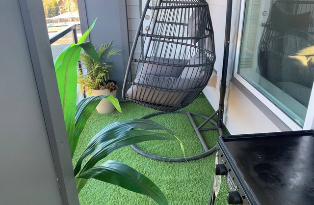 Cozy Apartment Living! 2 minutes away from a bus and train station to Vancouver