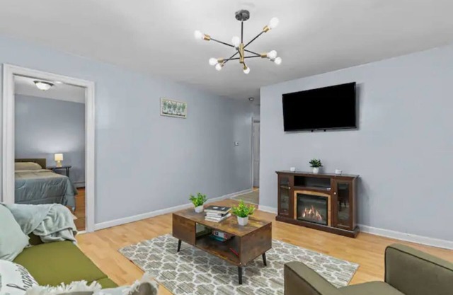 Cozy Apartment-Minutes to Downtown
