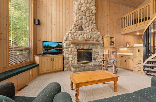 Cozy Apartment w/Lake Access + Pool & Trails