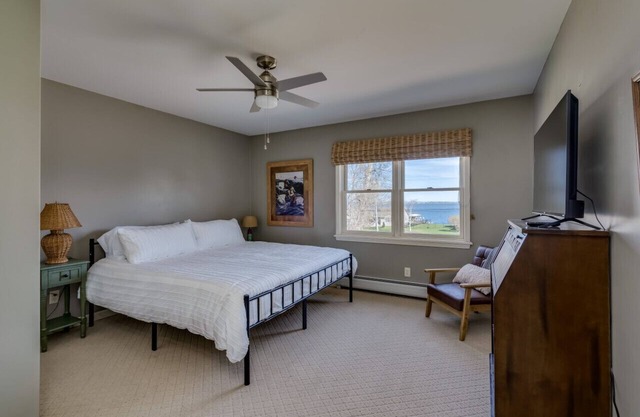 Cozy apartment w/ river view near boat launch