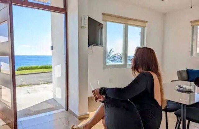 Cozy Apartment: Wake to Ocean Waves