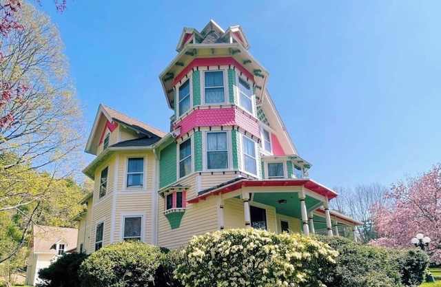 Cozy apartment with a bird's eye view of Chester. 5 minute walk downtown