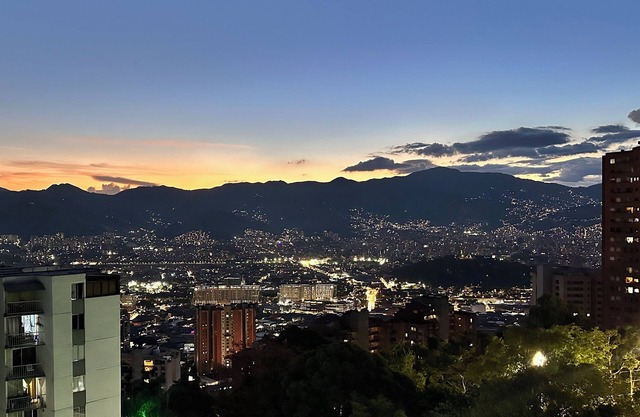 Cozy apartment with amazing view! pool, close to provence and downtown