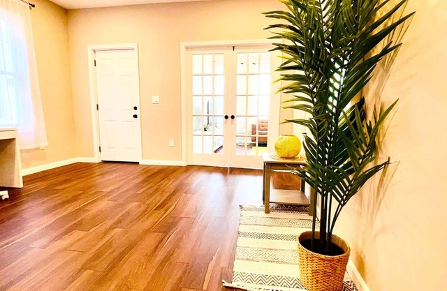 Cozy Apartment with Full Kitchen in Hamtramck