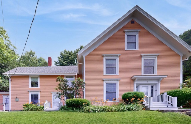 Cozy apartment with harbor view - full kitchen & washer/dryer - walk to water