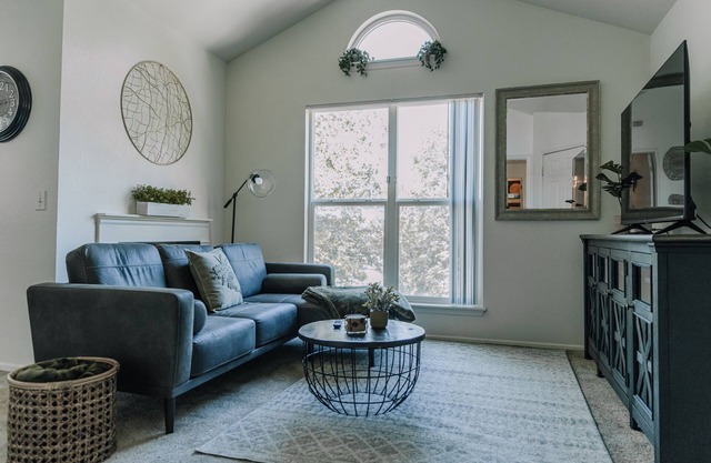 Cozy apartment with hot tub/pool only minutes from canyons!