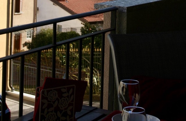 Gemütliches Apartment mit großem Balkon mit abfallender Aussicht, 50 m vom Strand entfernt.