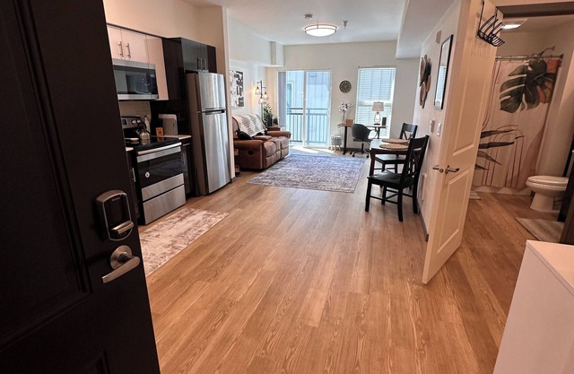 Cozy apartment with Rooftop views, home workspace and close to Hospitals!