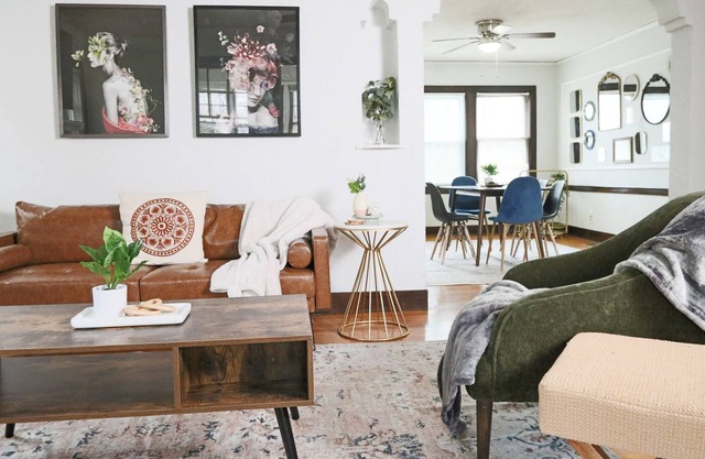 Cozy apartment within walking distance to shops/restaurants!