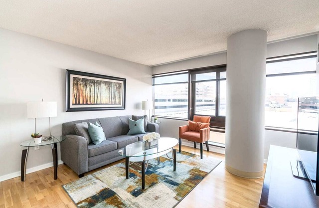 Cozy Apt Downtown with Gym