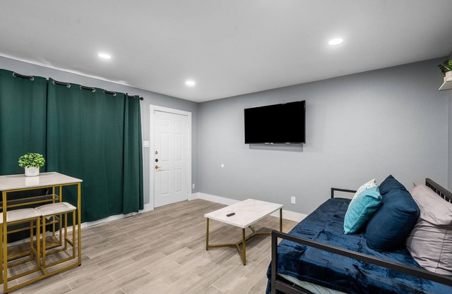 Cozy Apt in Museum District with Pool+Free Park