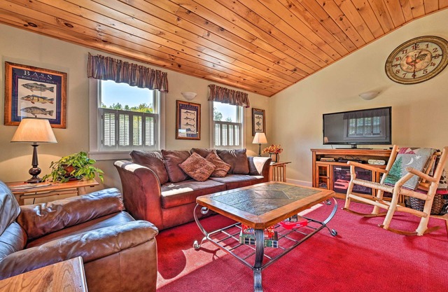 Cozy Apt w/ Hot Tub & Deck, 10 Mi to Stowe Resort!
