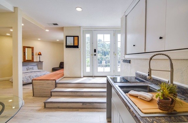 Cozy Aptos Studio ~ 2 Mi to Seacliff State Beach!