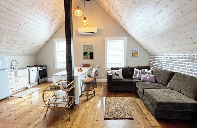 Cozy, Artful, Classic Maine Studio Apartment