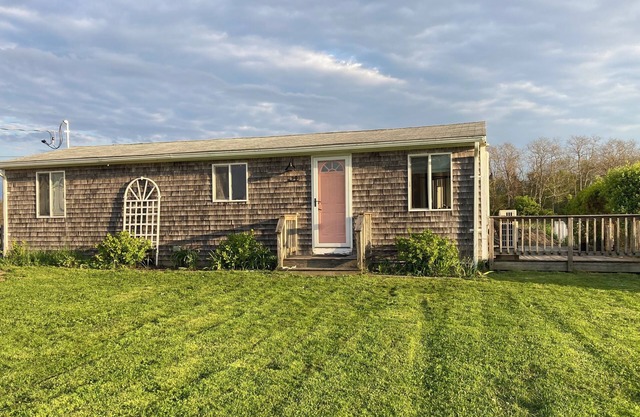 Cozy Artist's Cottage by the Sea
