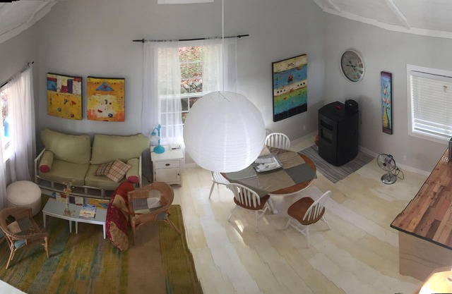 Cozy ,artistic cottage in a garden setting close to the beach and hiking trails.
