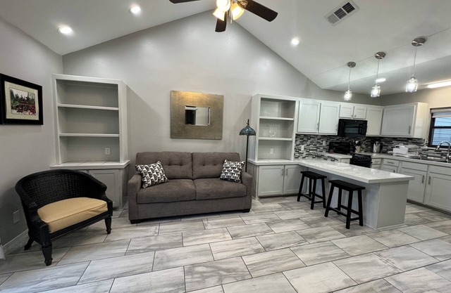 Cozy atmosphere 5 minutes to Sports complex, Expo center and downtown.